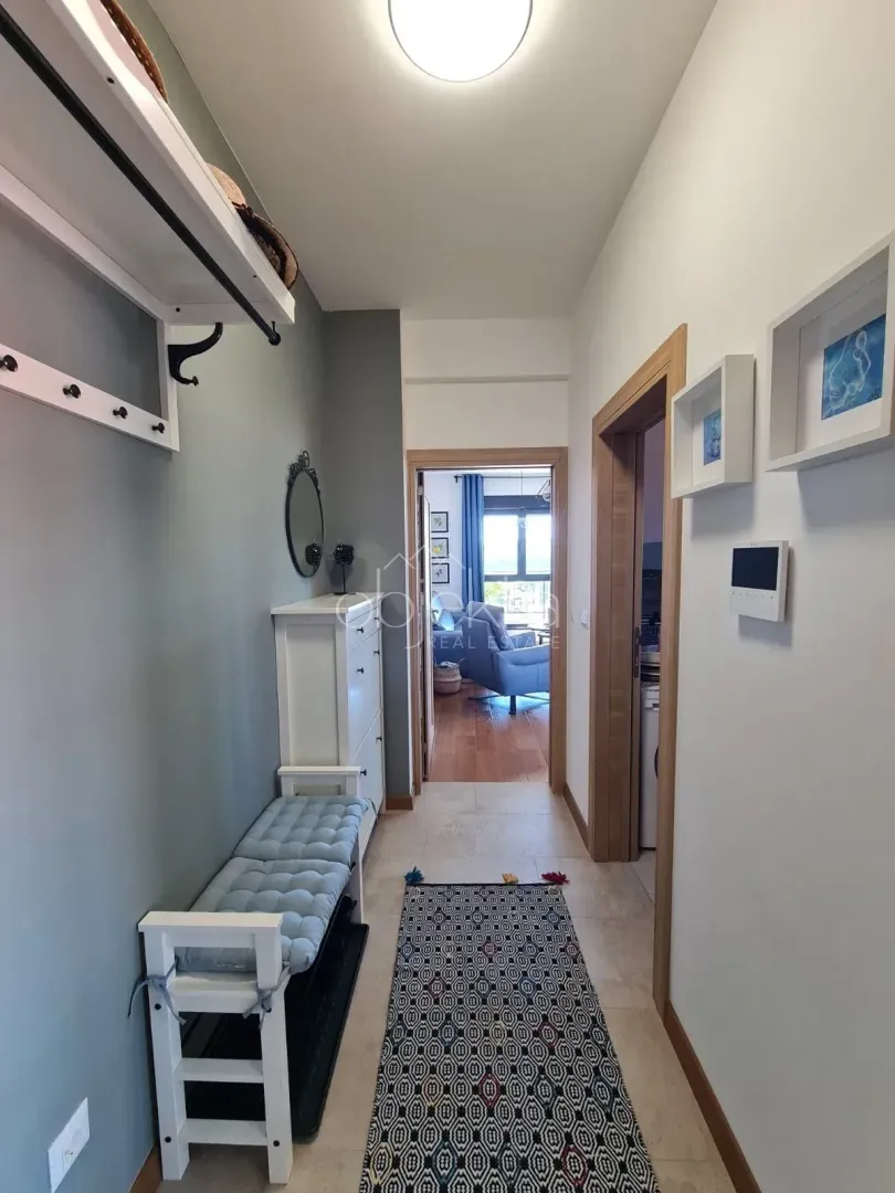 Izdavanje, jednosoban stan, 47m², Tivat, Crna Gora