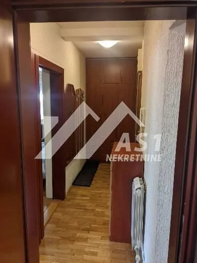 Izdavanje, trosoban stan, 47m², Bulevar Oslobodjenja, Novi Sad Sve Podlokacije