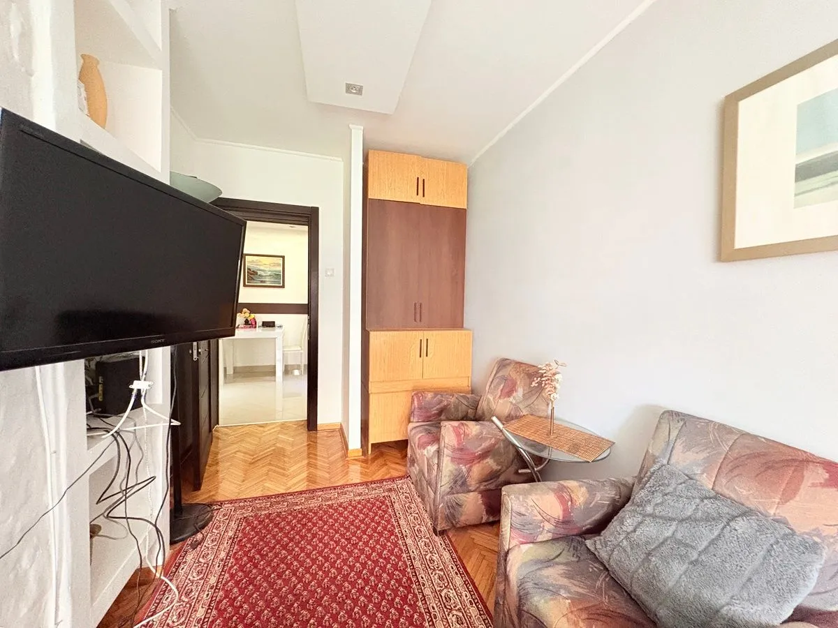 Izdavanje, trosoban stan, 44m², Kalenić Pijaca, Vračar Sve Podlokacije