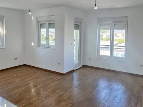 Izdavanje, dvosoban stan, 70m², Zabjelo, Podgorica