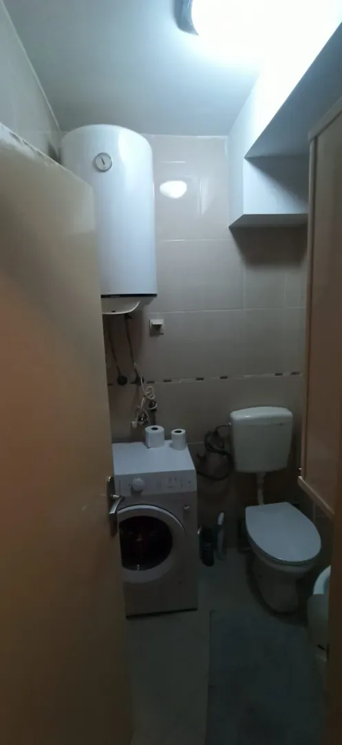 Manje kupatilo sa sanitarijama, bojlerom i veš mašinom.