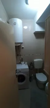 Manje kupatilo sa sanitarijama, bojlerom i veš mašinom. - image 11