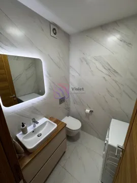 Moderne kupatilo opremljeno umivaonikom, toaletom i mašinom za veš. - image 12
