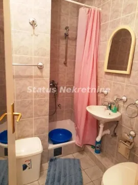 Manje kupatilo sa tuš kabinom i umivaonikom u potpunosti obloženo keramičkim pločicama. - image 7