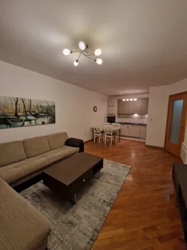 Svijetla dnevna soba sa ugaonom garniturom i trpezarijskim stolom. - image 8
