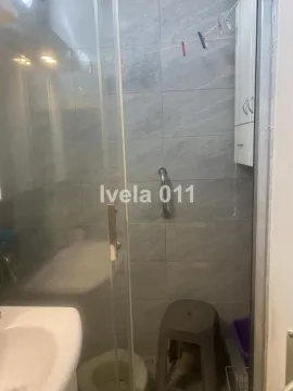 Pogled na kupatilo sa tuš kabinom obloženom sivim pločicama. - image 4