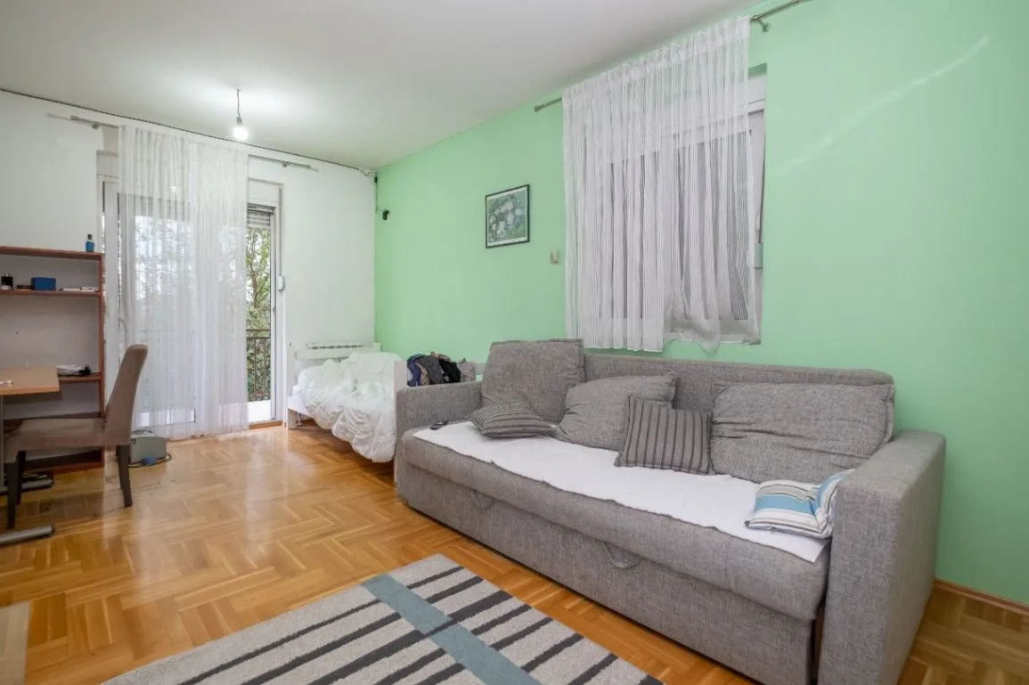 Izdavanje, kuća, 220m², Tološi, Podgorica
