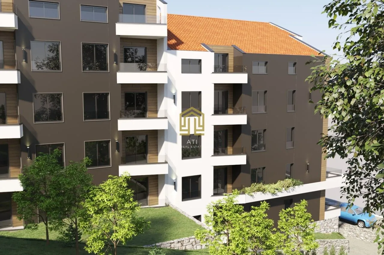 Spoljašnji izgled moderne stambene zgrade sa terasama i uređenim dvorištem.
