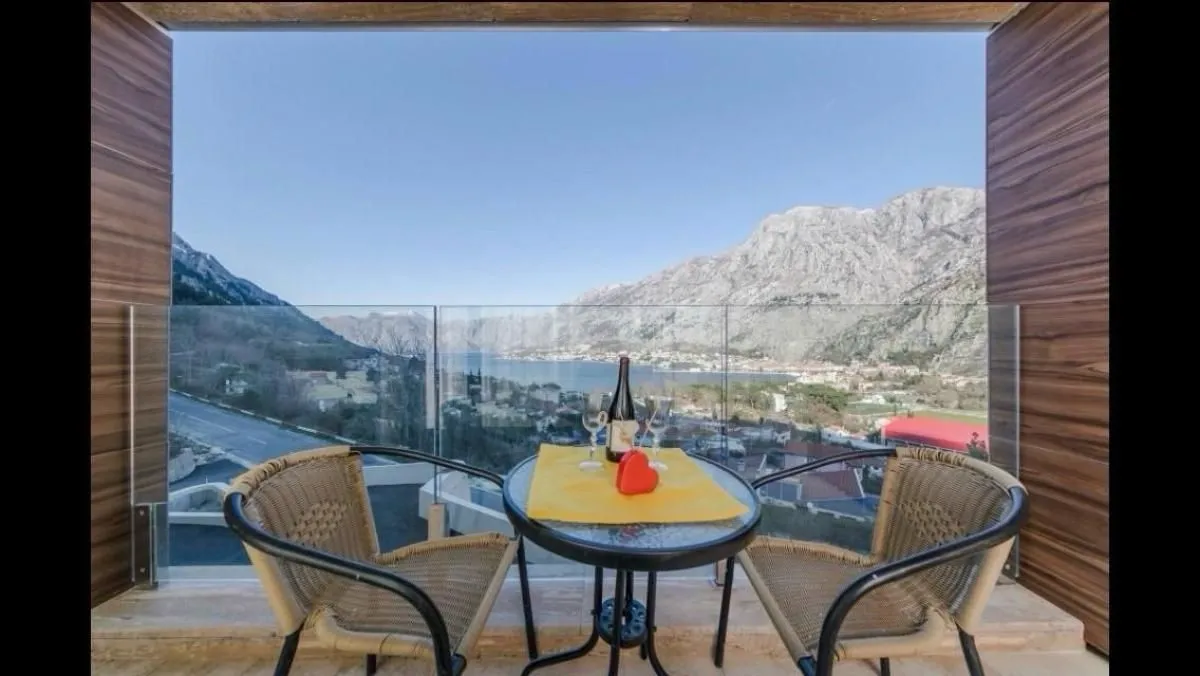 Izdavanje, dvosoban stan, 82m², Kotor, Crna Gora
