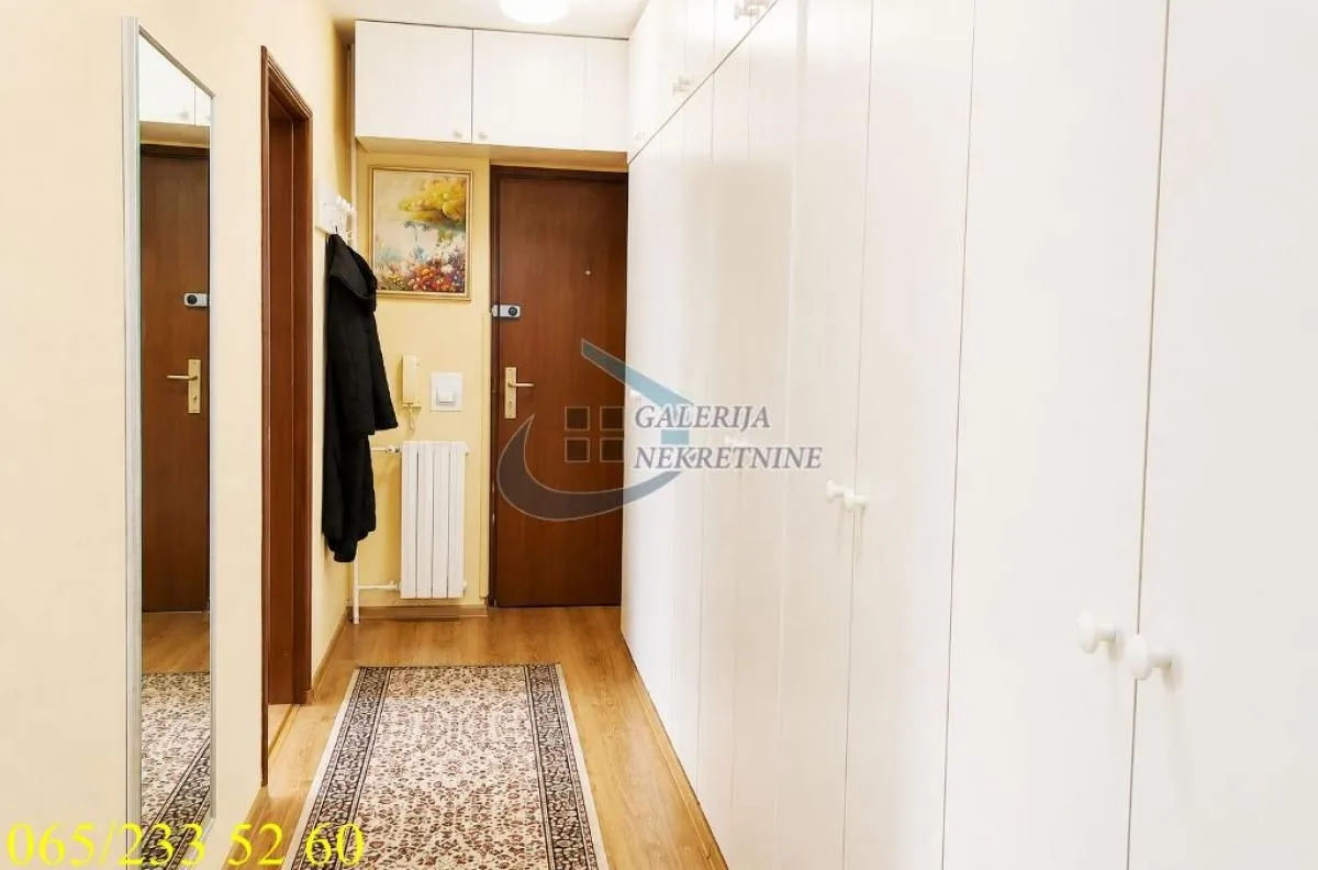 Prodaja, dvosoban stan, 72m², Centar, Inđija
