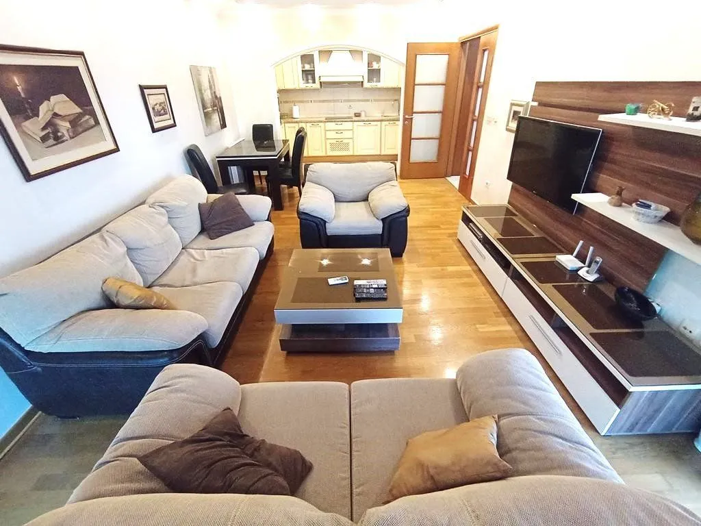 Izdavanje, dvosoban stan, 80m², Preko Morače, Podgorica