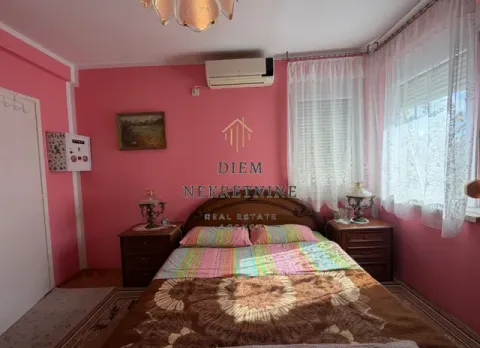 Bedroom with a double bed and pink walls. - image 7