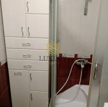 Kompaktno kupatilo sa bijelim elementima i tuš kabinom. - image 4