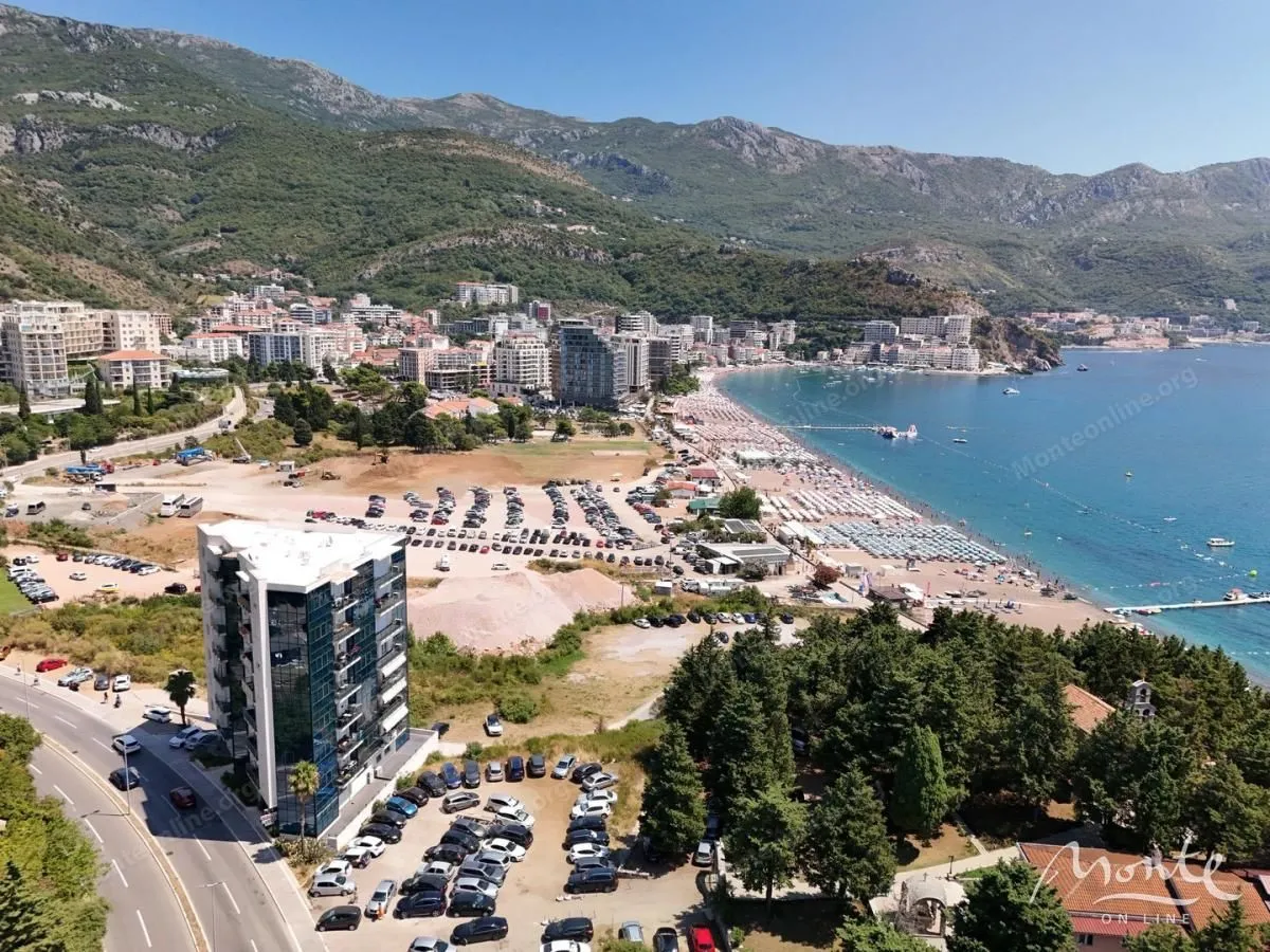 Pogled iz ptičje perspektive na obalu, plažu i okolne planine.