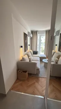 Dnevna soba sa svijetlom garniturom, parketom i izlazom na terasu. - image 4