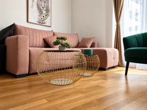 Udobna dnevna soba sa roze garniturom i zlatnim stočićima. - image 4