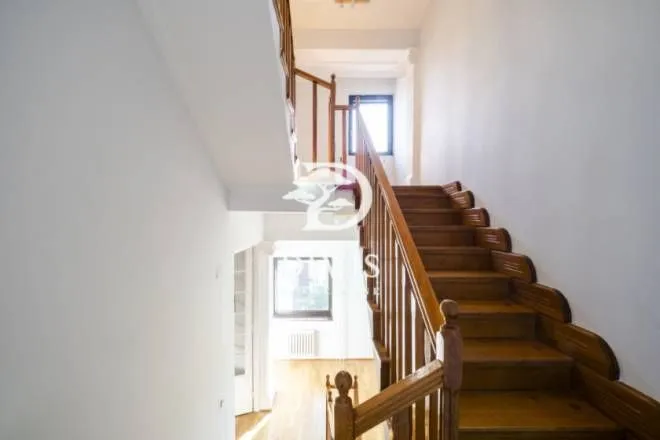 Izdavanje, kuća, 550m², Autokomanda, Voždovac Sve Podlokacije