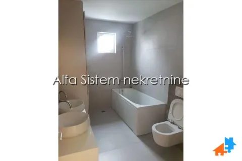 Moderno kupatilo sa kadom, dva umivaonika i toaletom. - image 11