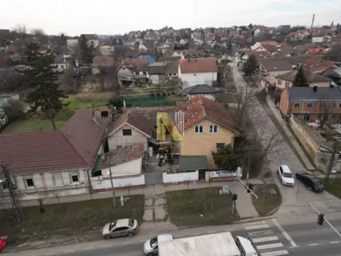 Pogled iz vazduha na kuću sa dvorištem u naselju. - image 3