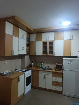 Manja kuhinja sa drvenim elementima i bijelom tehnikom. - image 3