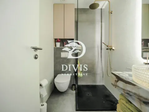 Moderno kupatilo sa tuš kabinom, wc šoljom i umivaonikom. - image 13
