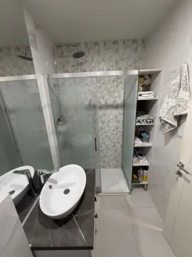 Savremeno opremljeno kupatilo sa tuš kabinom i umivaonikom. - image 13