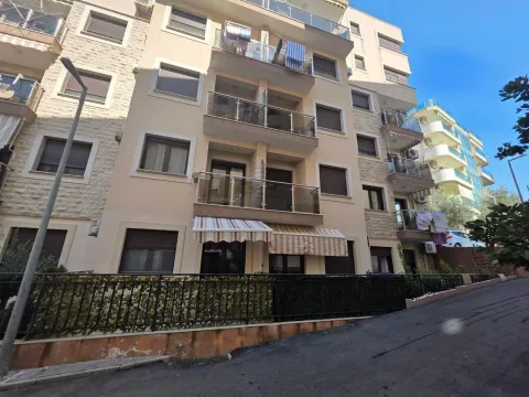 Pogled na spoljašnjost stambene zgrade sa balkonima. - image 12