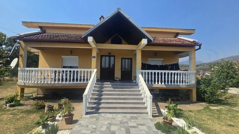 Sale, house, 319m², Zlatica, Podgorica