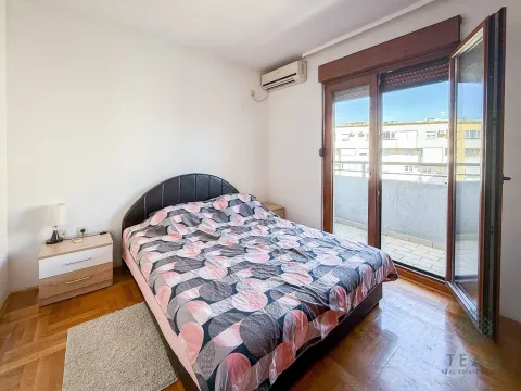Spavaća soba sa bračnim krevetom, noćnim ormarićem i izlazom na terasu. - image 6