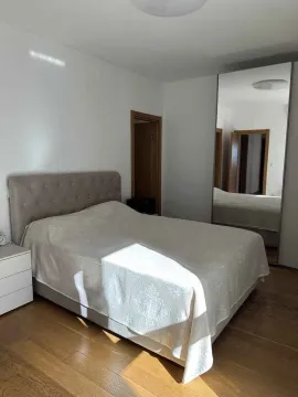 Spavaća soba sa bračnim krevetom i ugradnim ormarom sa ogledalom. - image 2