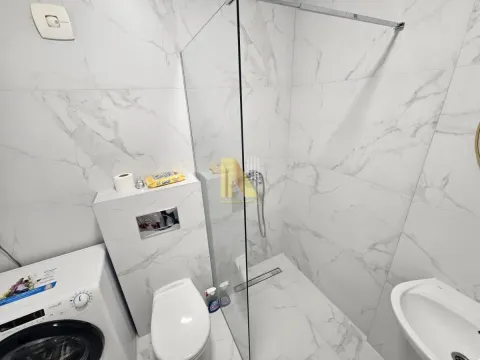 Moderno kupatilo sa tuš kabinom, wc šoljom i umivaonikom. - image 13
