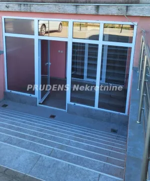 Entrance to the building with stairs and a glass portal. - image 7