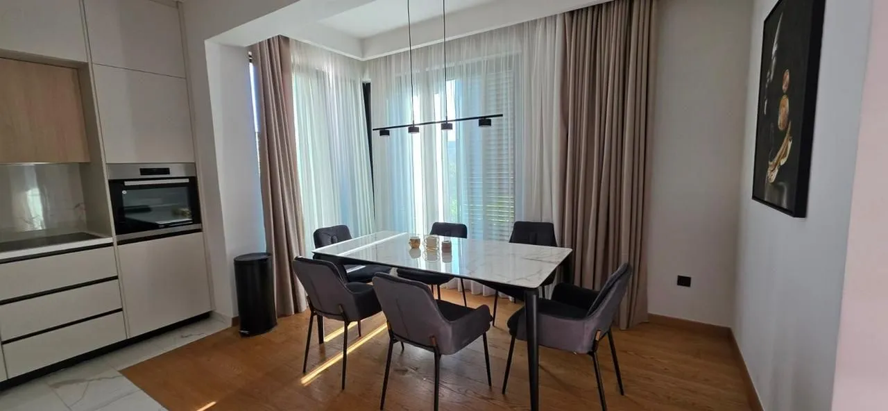 Izdavanje, trosoban stan, 85m², Vezirov Most, Podgorica