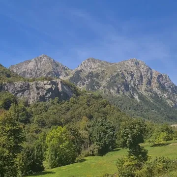 Pogled na planinski pejzaž sa zelenilom. - image 2