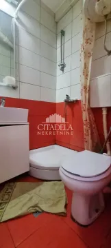 Manje kupatilo sa tuš kabinom, umivaonikom i toaletom. - image 8