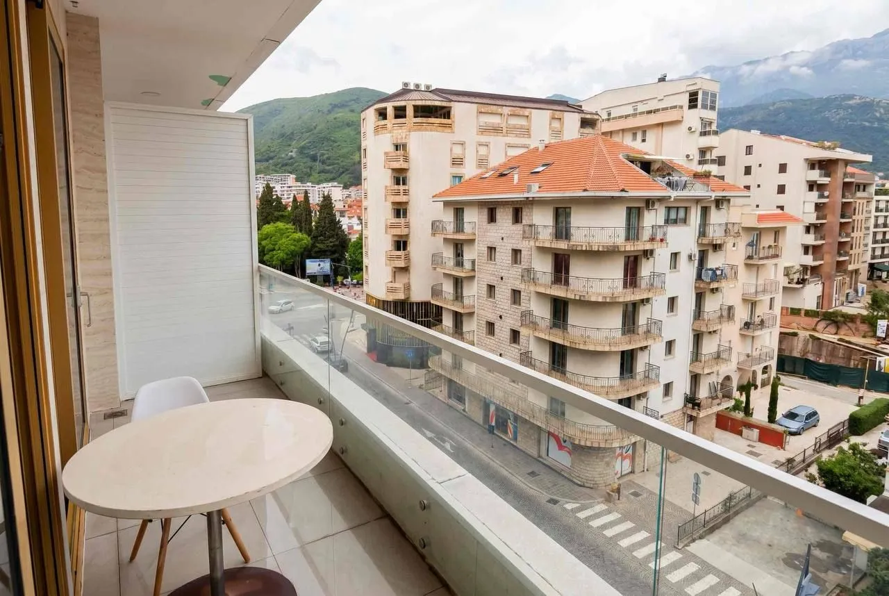 Izdavanje, jednosoban stan, 44m², Centar, Budva