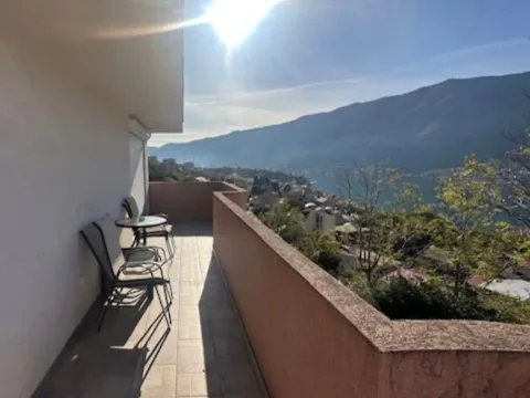 Izdavanje, trosoban stan, 100m², Dobrota, Kotor - image 9