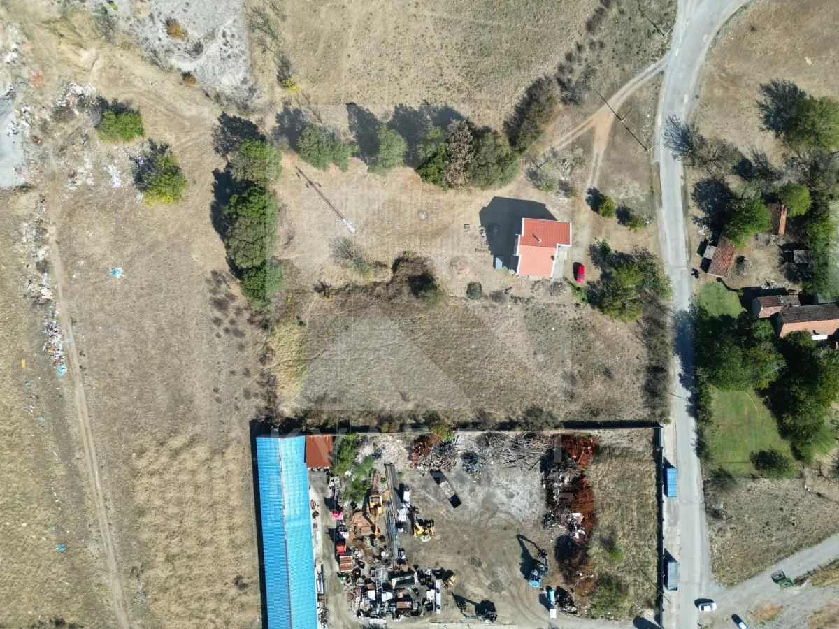 Pogled iz vazduha na plac i kuću sa okućnicom.