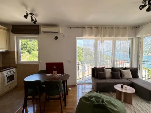 Izdavanje, trosoban stan, 77m², Muo, Kotor - image 6