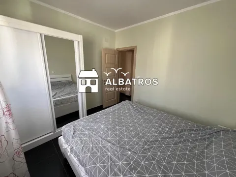Spavaća soba sa bračnim krevetom i garderoberom sa ogledalom. - image 5