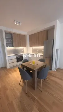 Moderna kuhinja sa trpezarijskim stolom i sivim stolicama. - image 3