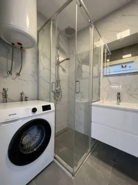 Moderne kupatilo sa tuš kabinom, umivaonikom i veš mašinom. - image 7