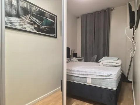 Manja spavaća soba sa bračnim krevetom i garderoberom sa ogledalom. - image 3