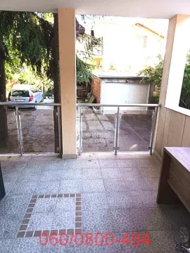 Natkriveni balkon sa popločanim podom i metalnom ogradom. - image 12