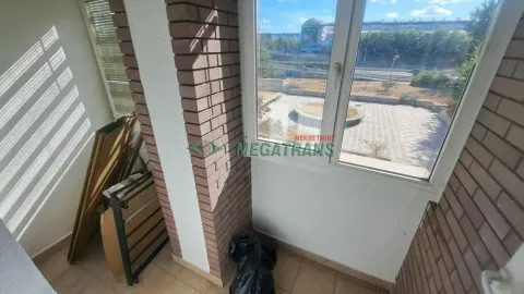 Zastakljeni balkon sa pogledom na ulicu i okruženje. - image 16