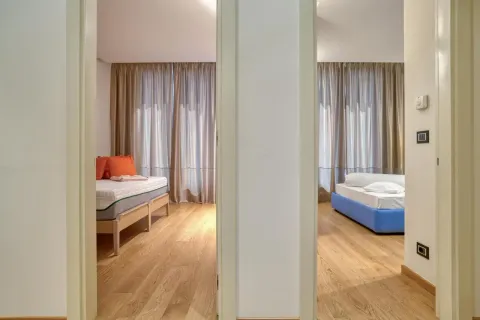 Pogled iz hodnika na dvije uređene spavaće sobe sa drvenim podom. - image 12