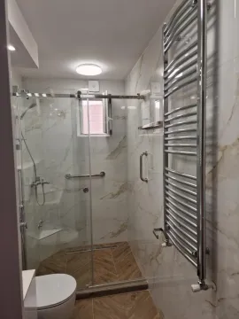 Moderno kupatilo sa tuš kabinom i ugradnom wc šoljom. - image 16