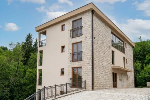 Vanjski izgled višespratne zgrade sa kamenom fasadom. - image 18
