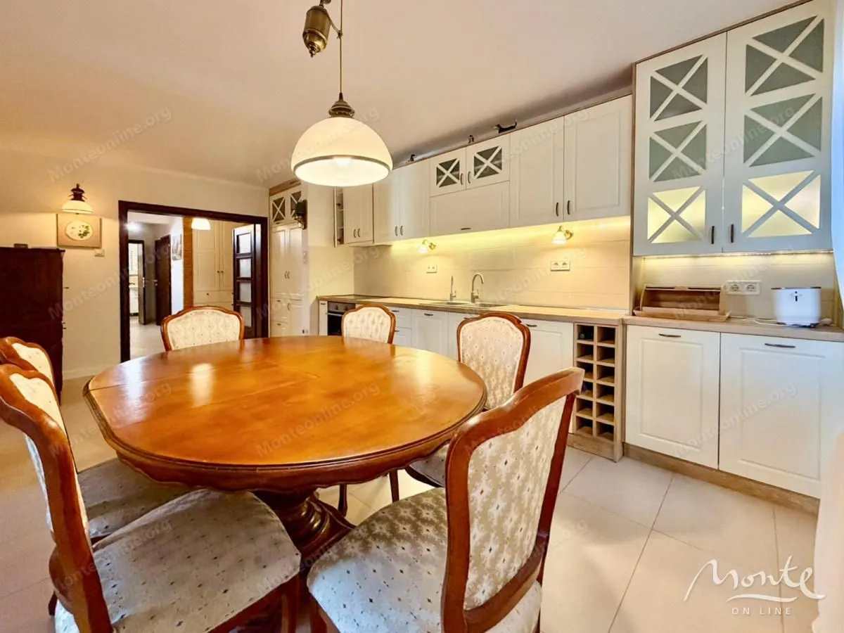 Prodaja, trosoban stan, 122m², Petrovac, Budva