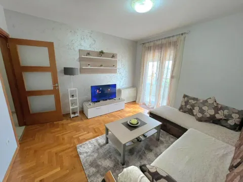 Namještena dnevna soba sa garniturom i televizorom. - image 3